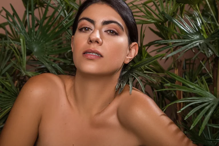 Model posiert vor tropischen Pflanzen